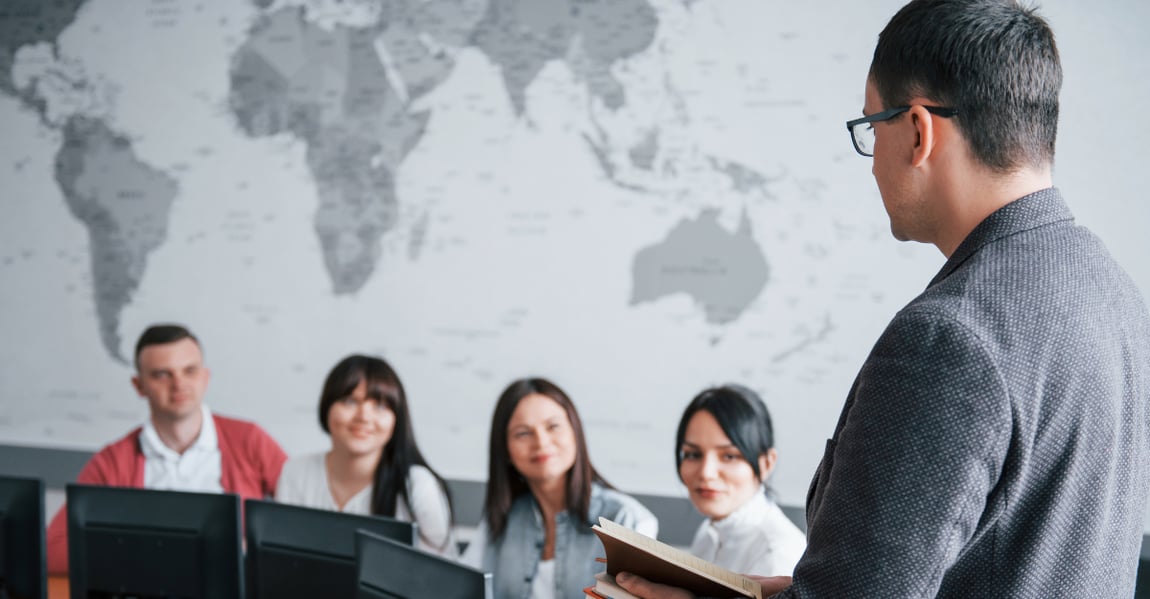 Cum să scalezi trainingul de vânzări la nivel global: bune practici pentru consistență și impact