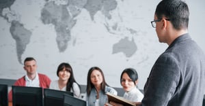 Cum să scalezi trainingul de vânzări la nivel global: bune practici pentru consistență și impact