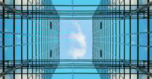 Curajul prinde formă din claritate: cum susțin liderii echipele în perioade incerte