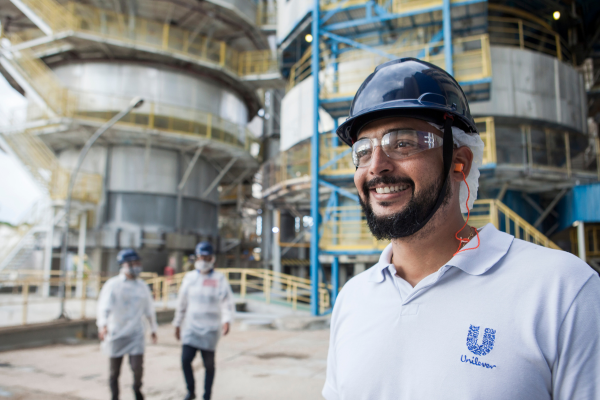 Studiu de caz: Unilever investește în dezvoltarea leadership-ului din fabrici pentru a debloca potențialul global de productivitate